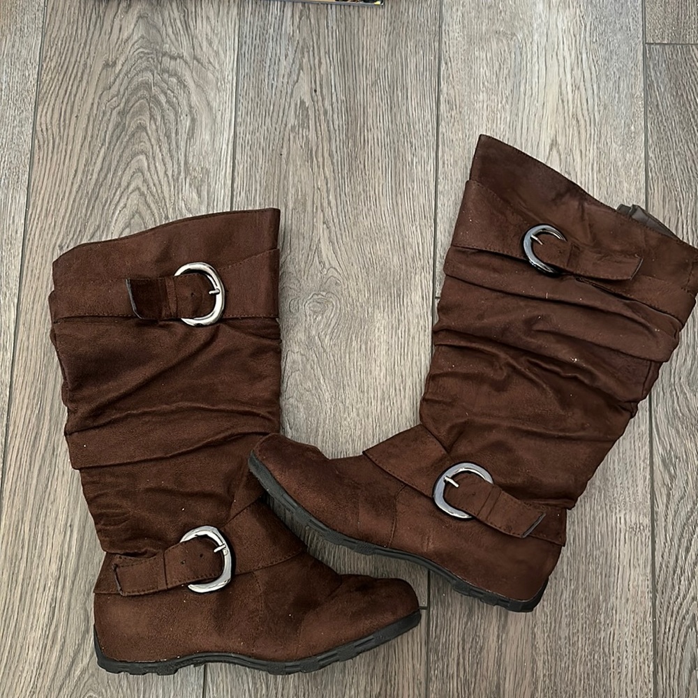 Suede brown boots